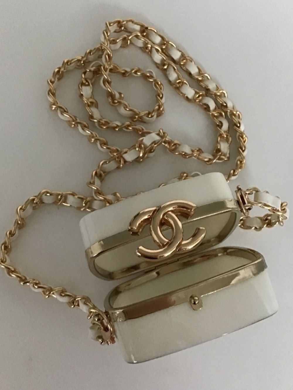 White Mini Chain Clutch 🤍 - Picture 6 of 7